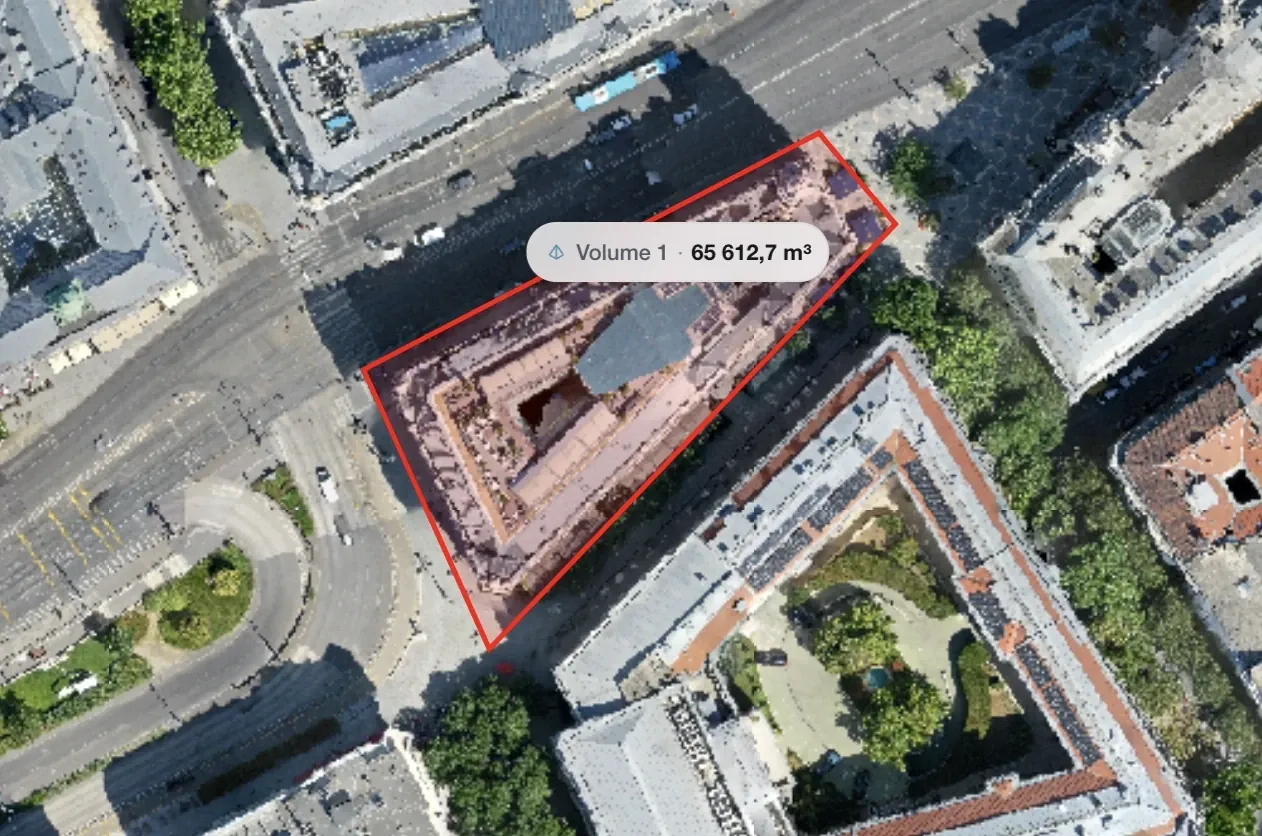 Volume measurement of a building outlined with the polygon tool, labelled 65 612.7 cubic metres